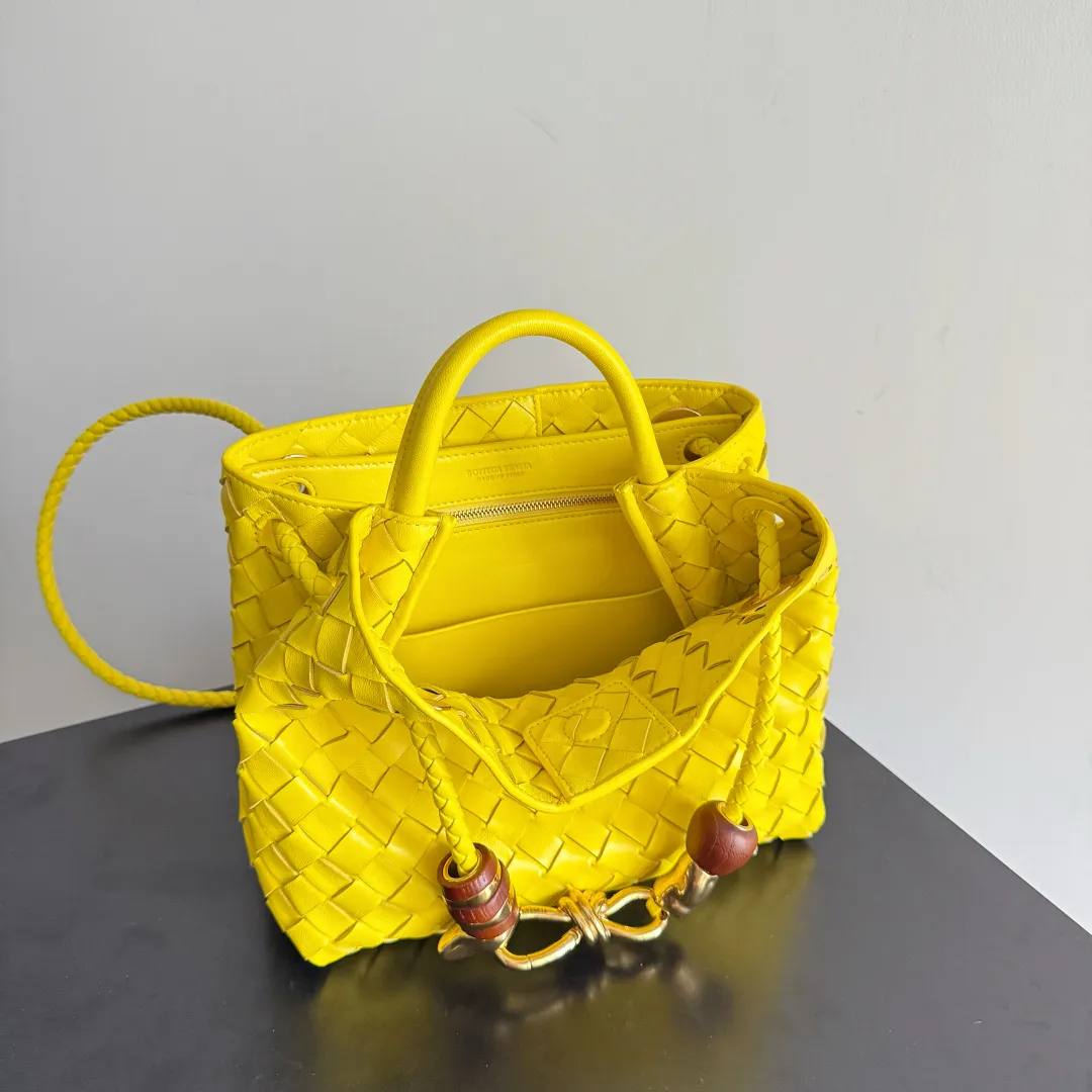 The new Andiamo batch of 3060 BV is shipped‼ ️The classic intercciato weaving process is used to create a soft bag, the metal knot is made of micro-cast aluminum using jewelry technology🪢, and the decorative beads are made of metal and hand-polished oak, allowing you to jump repeatedly between elegance and fun💃, making it unpredictable. Classic and versatile, it shows off your temperament, and the bag has a large capacity, making it very convenient for daily commuting! It has a variety of carrying methods, the shoulder straps can be adjusted by yourself, the original lambskin feels soft and delicate, and the unisex style breaks gender boundaries and brings a more practical and long-lasting use experience. The Andiamo, which has both elegant and casual styles, perfectly interprets the "fashionable old money style". Style number: 743568+wood hardware Color: sulfur color Size: 25*22*10.5cm